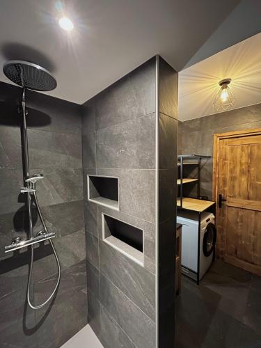 une salle de bain avec douche et lavabo dans l'établissement Appartement de standing 8 au pied des pistes - OLVERA 202, à Valmeinier