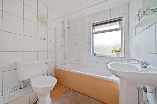 uma casa de banho branca com um WC e um lavatório em Bracknell - Beautiful very large double bedroom em Easthampstead