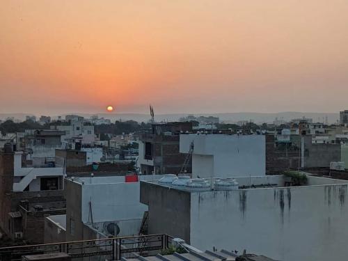 vista di una città con il tramonto sullo sfondo di Pachamama Hostel a Jaipur