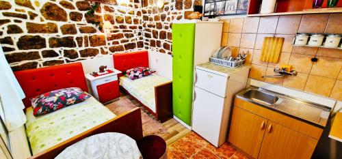 Η κουζίνα ή μικρή κουζίνα στο Croparadise Hostel