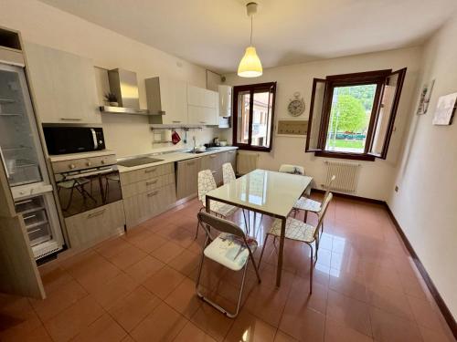 eine Küche mit einem Tisch und Stühlen im Zimmer in der Unterkunft Casa Paradiso in Borso del Grappa