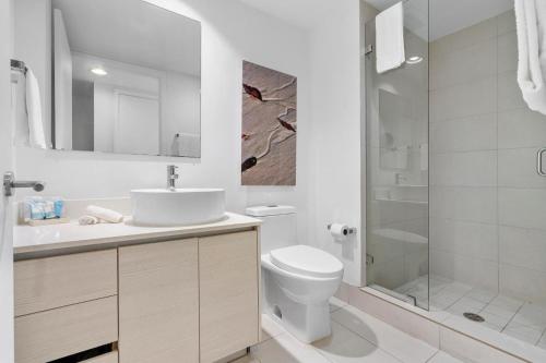 W łazience znajduje się umywalka, toaleta i prysznic. w obiekcie Panoramic views Studio on the 27th floor Beachwalk w mieście Hollywood