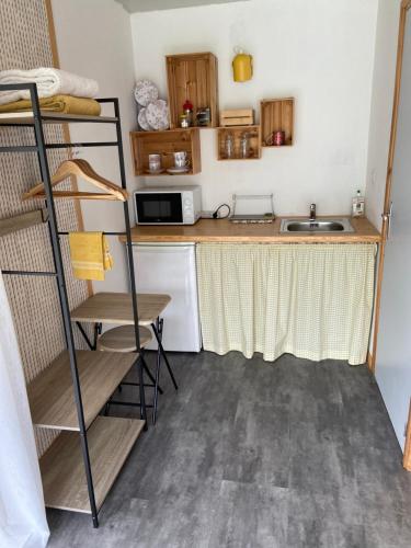 - une petite cuisine avec des lits superposés et un comptoir dans l'établissement Bungalow dans le jardin, à Saint-Étienne