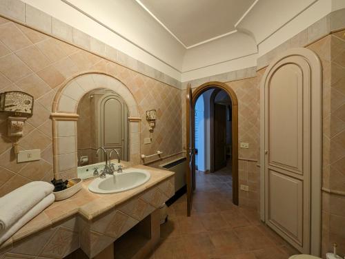 ein Badezimmer mit Waschbecken und Spiegel in der Unterkunft Villa Xenia in Praiano
