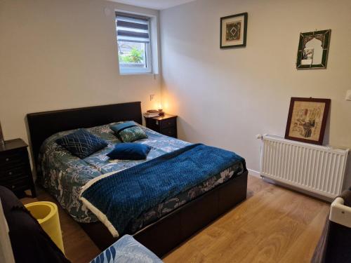 une chambre avec un lit avec une couverture bleue dans l'établissement Jasmin, à Vitry-sur-Seine