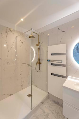 une salle de bain avec douche et lavabo dans l'établissement Petit Appartement Cosy proche Centre historique, à Caen