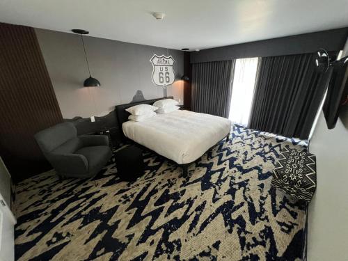 Una cama o camas en una habitación de Lighthouse Suites