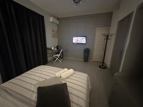 Habitación de hotel con cama y TV en Affittacamere Gess, en Montalto Uffugo
