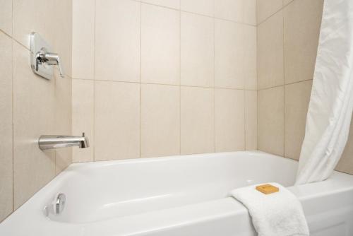 Ένα μπάνιο στο Guest House Inn & Suites