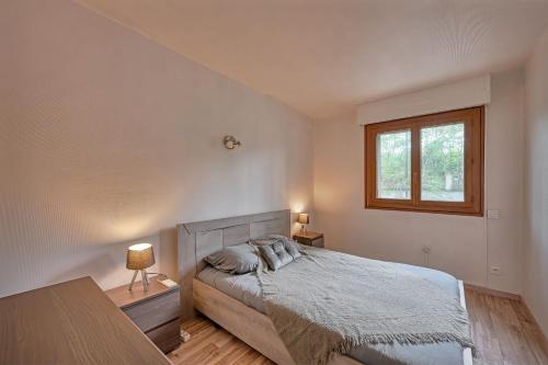 une chambre avec un lit et une fenêtre dans l'établissement O'portes de la gare-parking-clim-5mins centre-ville, à Avignon