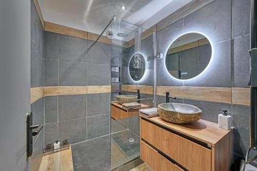 une salle de bain avec un lavabo et un miroir dans l'établissement O'portes de la gare-parking-clim-5mins centre-ville, à Avignon
