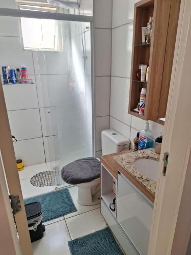 een badkamer met een douche, een toilet en een wastafel bij APTO POUSADA MANU LAGES tordesilhas in Lages