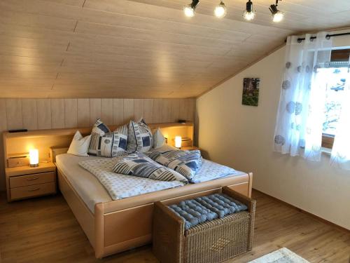 Schlafzimmer mit einem Bett mit blauen und weißen Kissen in der Unterkunft Gästehaus Schmalzreich in Lam