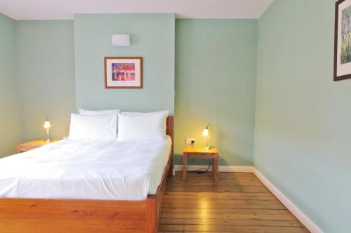 En eller flere senge i et værelse på Comfortable Waterloo Home Near Thames