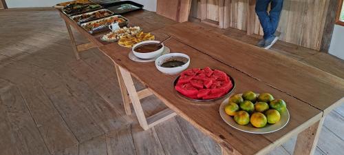 una mesa con platos de comida y cuencos de fruta en Yanayacu Lodge Explore, en San Pedro