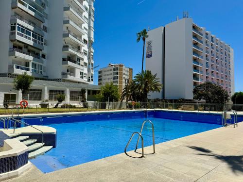 una grande piscina con edifici sullo sfondo di The eighth wonder! Views and location a Benalmádena