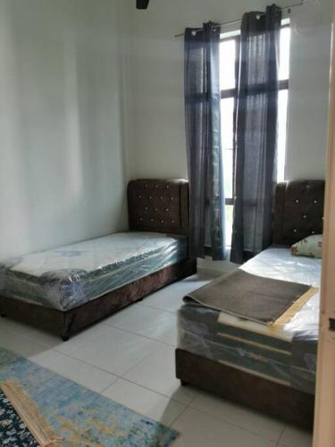 Ліжко або ліжка в номері Tun teja homestay Melaka