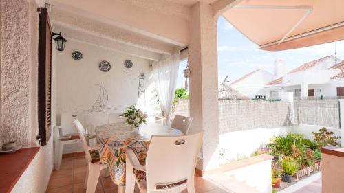 Casa Uly في ريومار: غرفة طعام مع طاولة وكراسي على شرفة