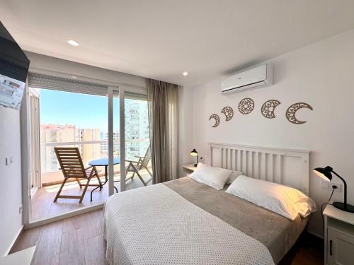 una camera da letto con un letto e un balcone di The eighth wonder! Views and location a Benalmádena