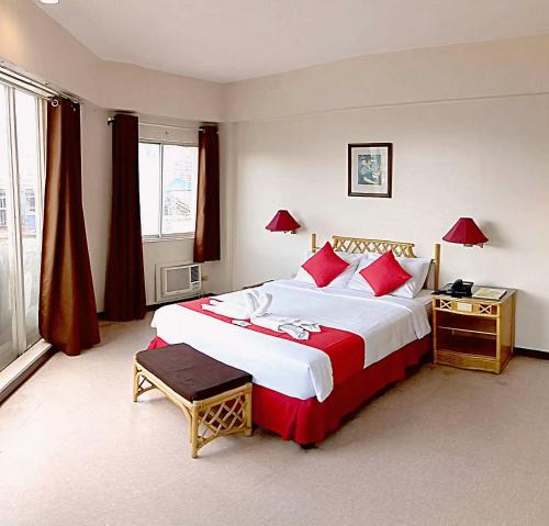Un pat sau paturi într-o cameră la The Humbertos Hotel