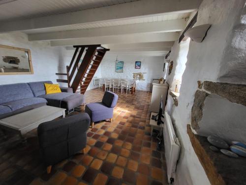 un salon avec un canapé, des chaises et une table dans l'établissement 481-Villa Kerdreal Proche plage, à Audierne