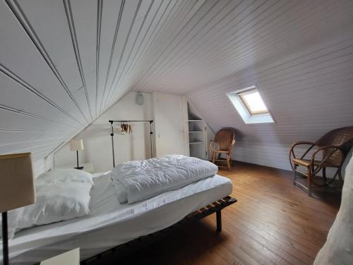 Un dormitorio con una cama grande en un ático. en 481-Villa Kerdreal Proche plage, en Audierne