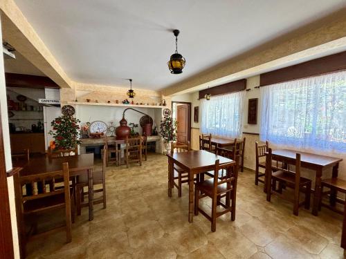 cocina y comedor con mesas y sillas en Hotel Vasco Da Gama en Sabaris