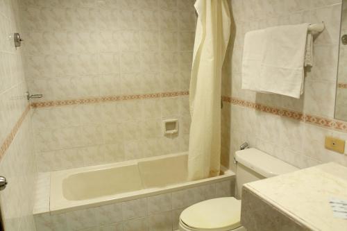 Un baño de The Humbertos Hotel