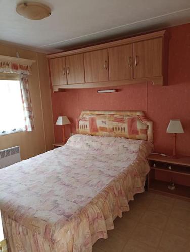 une chambre avec un grand lit dans une pièce dans l'établissement L' Olive Cottage, à La Tremblade