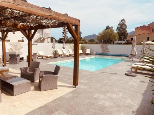 eine Terrasse mit einem Pool, Stühlen und einem Pavillon in der Unterkunft Résidence Casa TOGA in Galeria