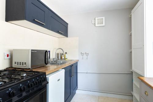 Una cocina o cocineta en The Lodge Quaint Georgian Apartment, Wifi and Parking, near Bath
