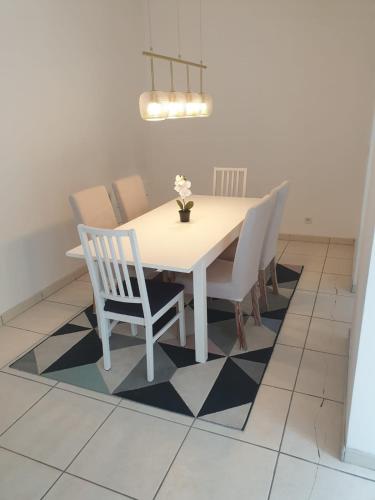 - une table à manger avec des chaises, une table blanche, une table et des chaises dans l'établissement Maison 150m2 jardin à louer en entier, Bordeaux centre Chartrons, 3 Chambres 3 Salles de bains 1 canapé-lit llllnuméro de téléphone dans l'annonce si questionlll, à Bordeaux