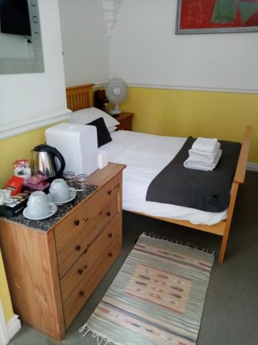 um quarto com uma cama com uma cómoda de madeira e uma cómoda de cama em Masons Arms em York