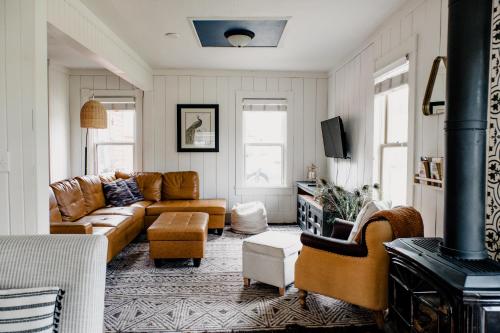 uma sala de estar com um sofá e uma lareira em The Paige By Tanglewood Getaways em Pepin