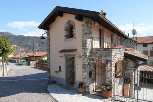 a small house with a balcony on a street at Appartamenti Casa rita - Ap 1 Gardasee in Tremosine Sul Garda
