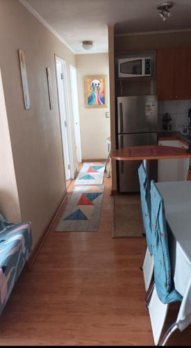uma sala de estar com uma mesa e uma cozinha em Santiago Lord Apartment em Santiago