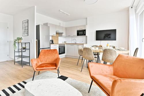 un salon avec une table et des chaises et une cuisine dans l'établissement Appartement 3 Chambres Mairie Saint-Ouen, à Saint-Ouen