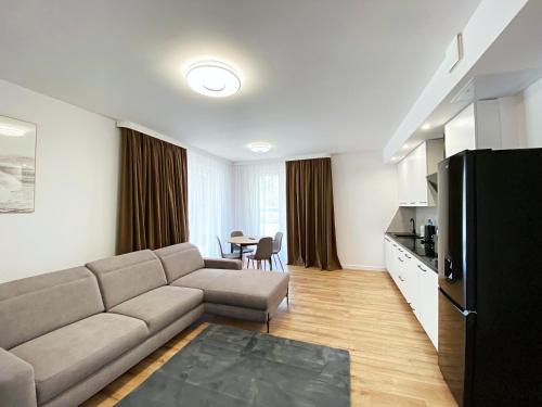 uma sala de estar com um sofá e uma mesa em Apartamenty Przemyśl BG em Przemyśl