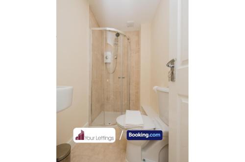 ein Bad mit einer Dusche und einem WC in der Unterkunft Luxury 6 Bedroom Contractor House By Your Lettings Short Lets & Serviced Accommodation Peterborough With Free WiFi in Peterborough