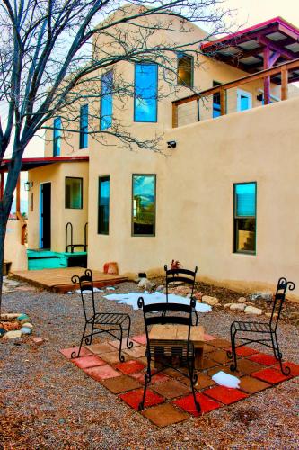 a patio with two chairs and a table in front of a building at Casa Vinella Viejo in El Prado