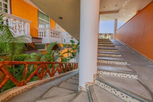 um corredor de um edifício com escadas e plantas em Hotel Gran Juquila Huatulco em Santa Cruz, Huatulco
