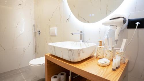 Azure Sea View Apartmentsにあるバスルーム