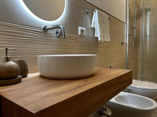 a bathroom with a sink and a toilet at Casa Vacanze Le Fontane in Tivoli