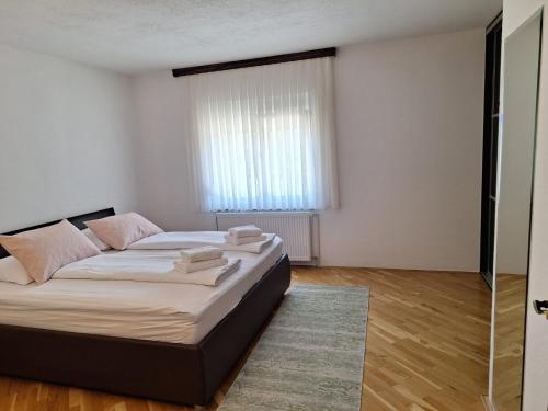 ein Schlafzimmer mit einem großen Bett und einem Fenster in der Unterkunft Hotel Dina in Međugorje