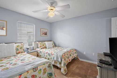Postel nebo postele na pokoji v ubytování Condo in Gulf Shores King Suite