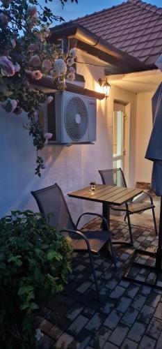 patio con mesa, sillas y ventilador en Seventeen, en Arad