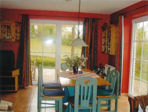 ein Esszimmer mit einem Tisch und Stühlen in einer Küche in der Unterkunft Haus Shanty in Boren