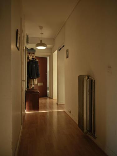 una habitación vacía con un pasillo con en Centre of Lund en Lund