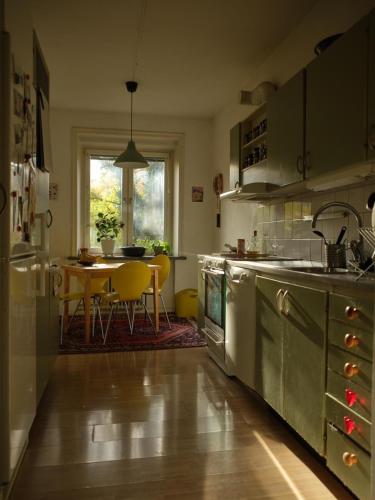 cocina con electrodomésticos de acero inoxidable y mesa en Centre of Lund en Lund