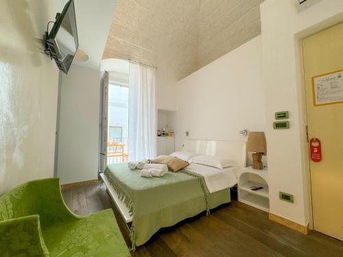 a bedroom with a bed and a window at Vingt Sept in Polignano a Mare